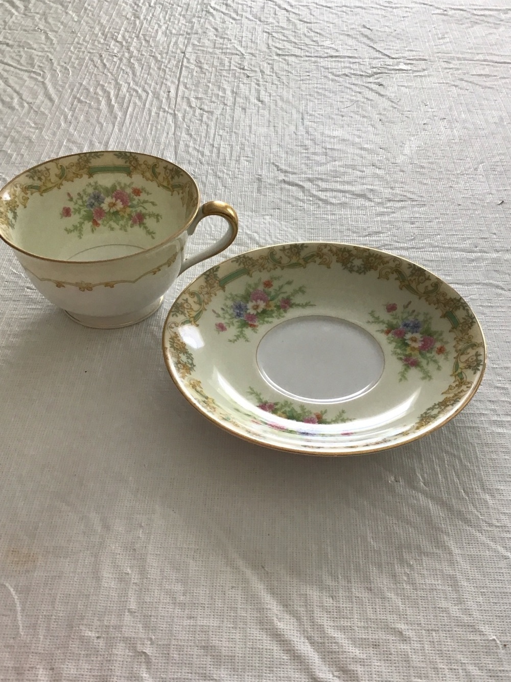 Vintage Gold-Trim Floral Teacup and Saucer Set - White and Gold ##